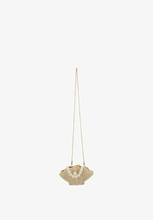 Beige gewebte Handtasche in Muschelform mit einem goldfarbenen Kettenriemen und dekorativen weißen Perlen, die vorne hängen.