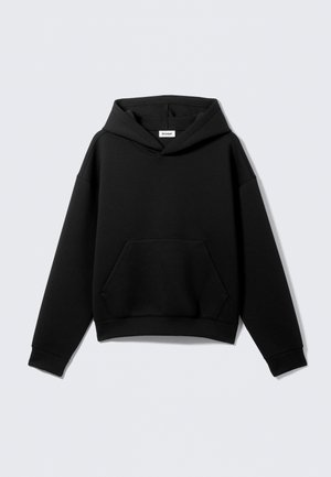 Juodas gaubtuotas džemperis iš minkštos medžiagos, su priekinė kišene ir buzduotomis rankogaliais. Laisvas siluetas su klasikiniu dizainu.