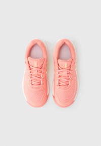 Rosa treningssko med meshstruktur, snøring, hvite detaljer og polstrede krager for komfort. Egnet for sport eller casual bruk.