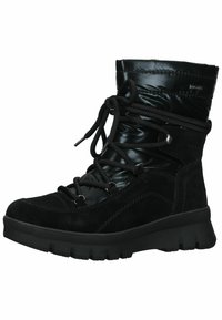 Botas negras hasta el tobillo con una sección inferior de ante y una parte superior sintética brillante. Presenta cordones gruesos, ojetes metálicos y una suela de goma texturizada.