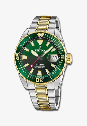 Montre de plongée Festina avec cadran vert, bracelet métallique bi-colore or et argent, affichage de la date indiquant le 20, aiguilles luminescentes, et lunette rotative.