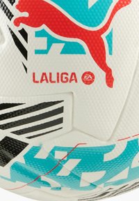 Puma fodbold, hvid med en struktureret overflade. Har røde og blå grafik, herunder "LALIGA" og EA Sports-logoer, med sorte accenter.