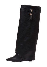 Černá kozačka sahající ke kolenu s zužující se špičkou, vyrobená z hladké kůže. Má široký horní díl, zlatý detail s třásní a plochý podpatek.