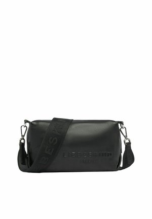 Bolso negro rectangular de cuero para llevar cruzado con correa ancha ajustable y nombre de la marca Liebeskind Berlin grabado en relieve en la parte delantera.