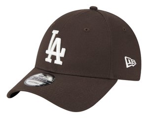 Gorra marrón con un diseño estructurado. Presenta un logo bordado en blanco de "LA" y la insignia de New Era. La parte inferior de la visera tiene textura.