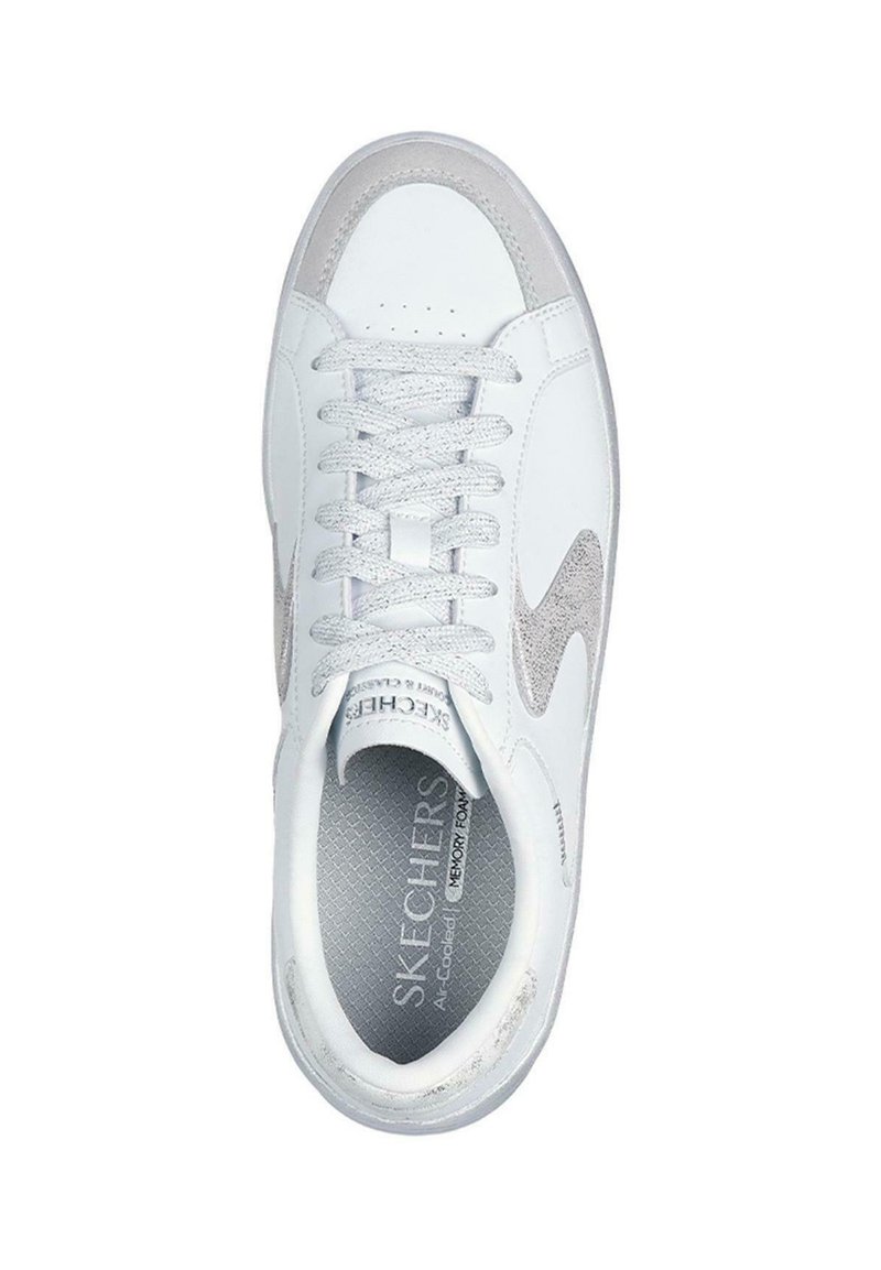 Weiße Sneakers mit einem glatten Lederoberteil, silbernen Akzenten und einem Mesh-Innenfutter. Verfügt über flache Schnürsenkel, eine runde Zehenpartie und eine strukturierte Sohle.
