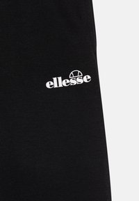 Pantalones cortos de algodón negros con un logo blanco de "ellesse", con un diseño clásico y una textura suave para mayor comodidad.