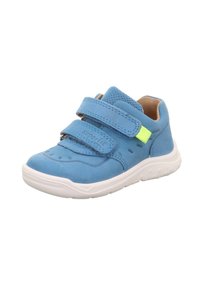 Himmelblaue Sneakers mit Klettverschluss aus Wildleder und Mesh, ausgestattet mit einer weißen Sohle mit runden Akzenten und einem kleinen neongelben Detail.