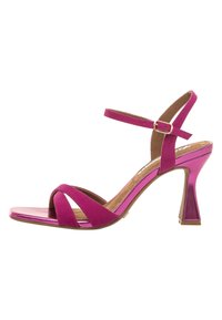 Sandalo con tacco in suede rosa con un accento metallico lucido. Presenta un design a strappi, una cinghia alla caviglia con fibbia e un tacco svasato.
