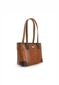 Brun faux-krokodille læder tote taske med sorte læder detaljer, dobbelte håndtag og en guld logo plade, med en struktureret rektangulær form.