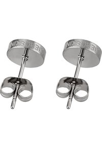 Orecchini a stud in metallo argentato con punte piatte circolari, dotati di un design a doppio anello per la chiusura. Superficie liscia, stile minimalista.
