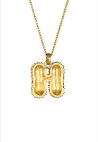 Collier en pendentif en or en forme de lettre "H", avec une surface lisse et brillante, un contour texturé et une chaîne maillée.