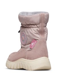 Růžová kotníková obuv z semišového materiálu v dolní části a hladkého materiálu v horní části, s šedou podšívkou, vyčnívající nášivkou loga a texturovanou gumovou podešví.