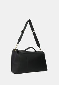 Sac à main en cuir noir avec une finition texturée, doté d'une poignée supérieure et d'une bandoulière réglable avec des accessoires en métal doré.