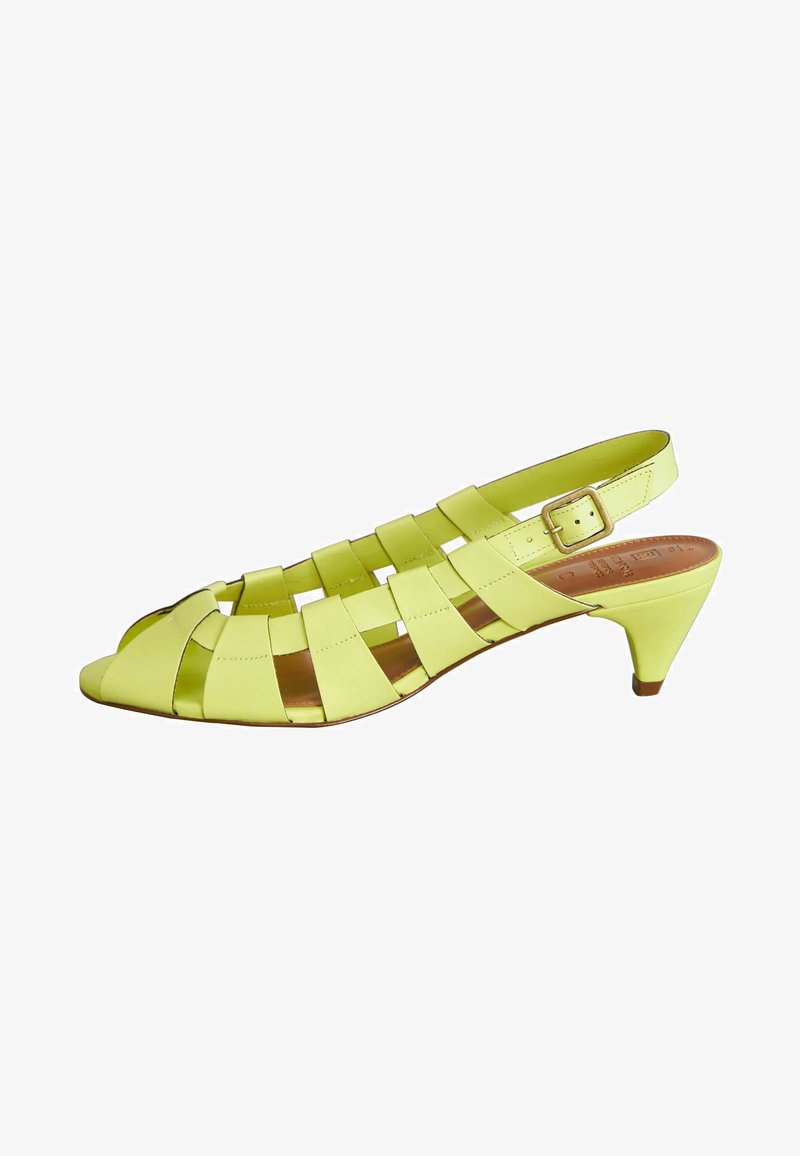 Gelbe Leder-Sandale mit offenem Zehenbereich, überkreuzten Riemen, Slingback-Design und einem moderaten Absatz. Verfügt über eine Schnallenakzentuierung am Riemen.