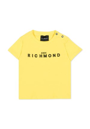 Geel T-shirt voor peuters met korte mouwen, met zwarte tekst "JOHN RICHMOND" op de voorkant en twee zwarte drukknoopjes op de linkerschouder.