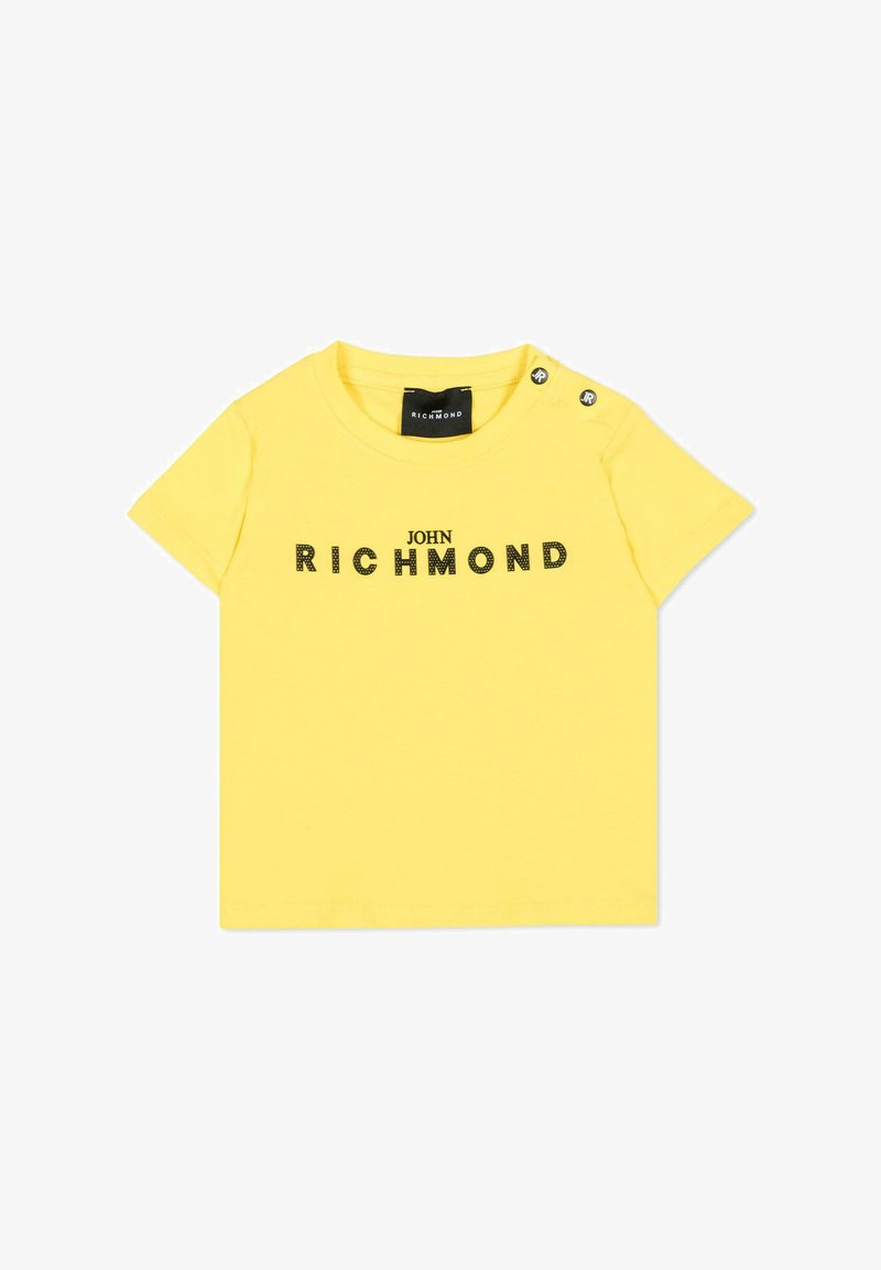 T-shirt jaune à manches courtes pour tout-petit avec le texte "JOHN RICHMOND" en noir sur le devant et deux boutons-pression noirs sur l'épaule gauche.