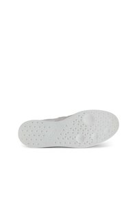 Weiße Sneaker mit einer strukturierten Gummisohle, die ein graues Wildleder-Obermaterial aufweist. Die Sohle hat ein geometrisches Muster und kreisförmige Akzente für besseren Halt.