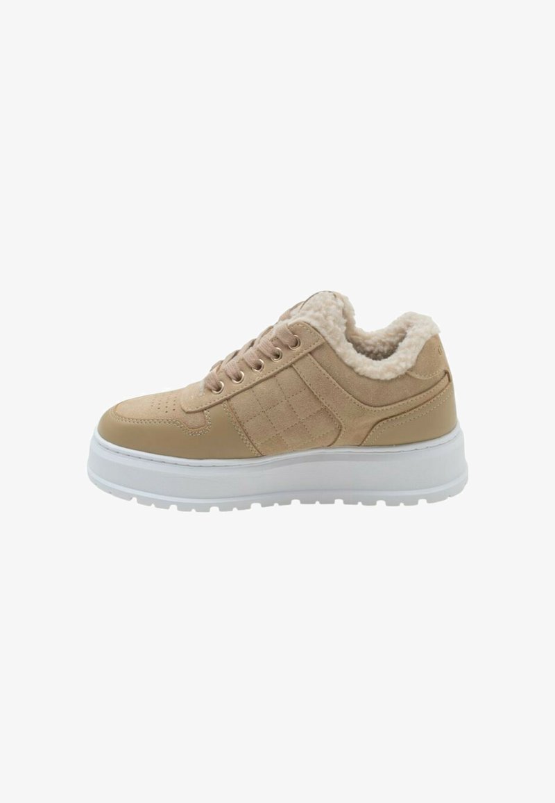 Beige Sneaker mit einer strukturierten Oberseite, weicher Innenausstattung und weißer Gummisohle. Mit goldfarbenen Ösen und einem gepolsterten Kragen für zusätzlichen Komfort.