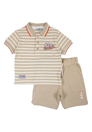 Polo à manches courtes beige et blanche à rayures avec bordure orange et short beige assorti, tous deux portant la marque "Lee Cooper".