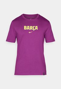 Lilla bomulds T-shirt med korte ærmer og rund hals, med "BARÇA" i gul tekst og et lille Nike-logo under.