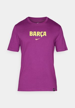 Tricou din bumbac mov cu mânecă scurtă și gât rotund, cu inscripția "BARÇA" în text galben și un logo mic Nike dedesubt.