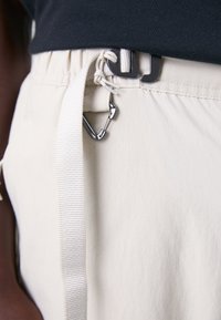 Nike ACG HIKE PANT - Pantaloni - orewood brown/summit white