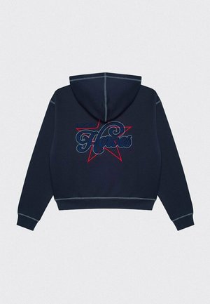 Granatowy skórkowy hoodie z grafiką czerwonej gwiazdy oraz napisem "LOKALNI Bohaterowie" w niebieskim kolorze, kontrastowe szwy i kaptur ze sznurkiem.