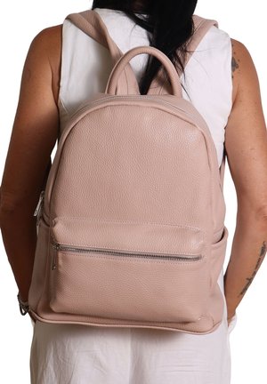 Zaino in pelle rosa chiaro con una finitura testurizzata, parte superiore arrotondata e spallacci regolabili, dotato di una tasca con zip anteriore e dettagli laterali.