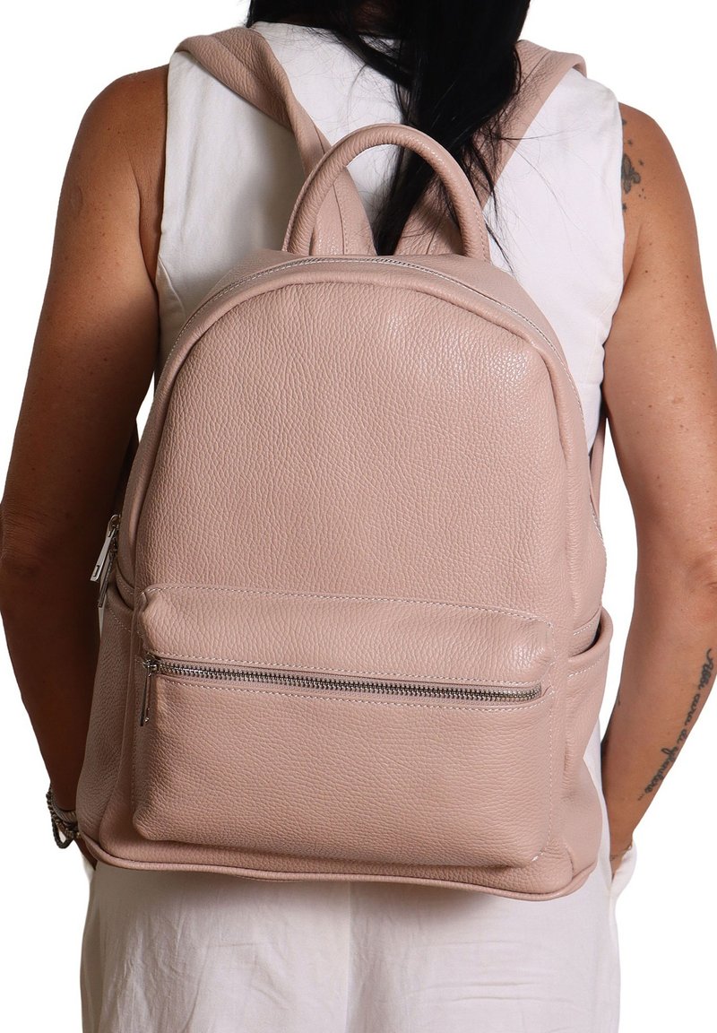 Zaino in pelle rosa chiaro con una finitura testurizzata, parte superiore arrotondata e spallacci regolabili, dotato di una tasca con zip anteriore e dettagli laterali.