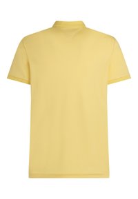 Κίτρινο πόλο με κοντά μανίκια και γιακά, με λείο ύφασμα και καθαρές γραμμές. Η πίσω όψη δείχνει έναν απλό σχεδιασμό χωρίς διακοσμήσεις.