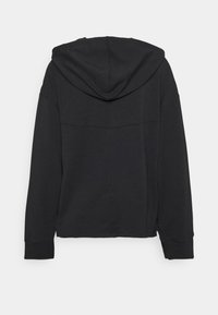 Sudadera con capucha negra de color sólido, mangas largas y diseño sencillo. La parte trasera tiene una costura cerca de los hombros.