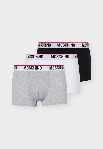 Τρία ζεύγη ανδρικών μποξεράκια Moschino σε γκρι, λευκό και μαύρο με λευκή μέση που φέρει μαύρο λογότυπο και κόκκινο περίγραμμα.