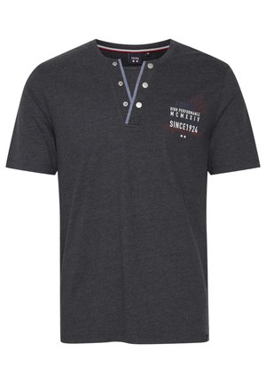 Kortærmet mørkegrå T-shirt lavet af bomuld. Har en knaplukket henley-krave og trykte tekstaccenter i rød og hvid. Glat tekstur.