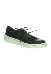 Schwarze Leder-Sneaker mit niedrigem Profil, abgerundeter Zehenpartie und weißer Gummisohle. Verfügt über Schnürsenkel und einen roten Akzent auf der Seitennaht.