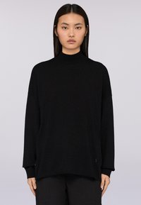 Czarny sweter z długim rękawem i golfem, w luźnym kroju, z ribbowanymi mankietami i miękką teksturą, minimalistyczny design bez wzorów.