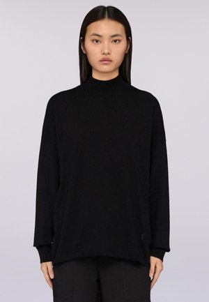 Suéter de cuello alto negro de manga larga con un ajuste relajado, que presenta puños acanalados y una textura suave, diseño minimalista sin patrones.