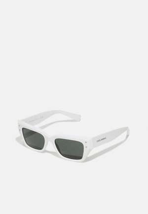 Lunettes de soleil rectangulaires blanches avec des verres foncés, en plastique. Présente des accents argentés et un logo estampé sur la branche.