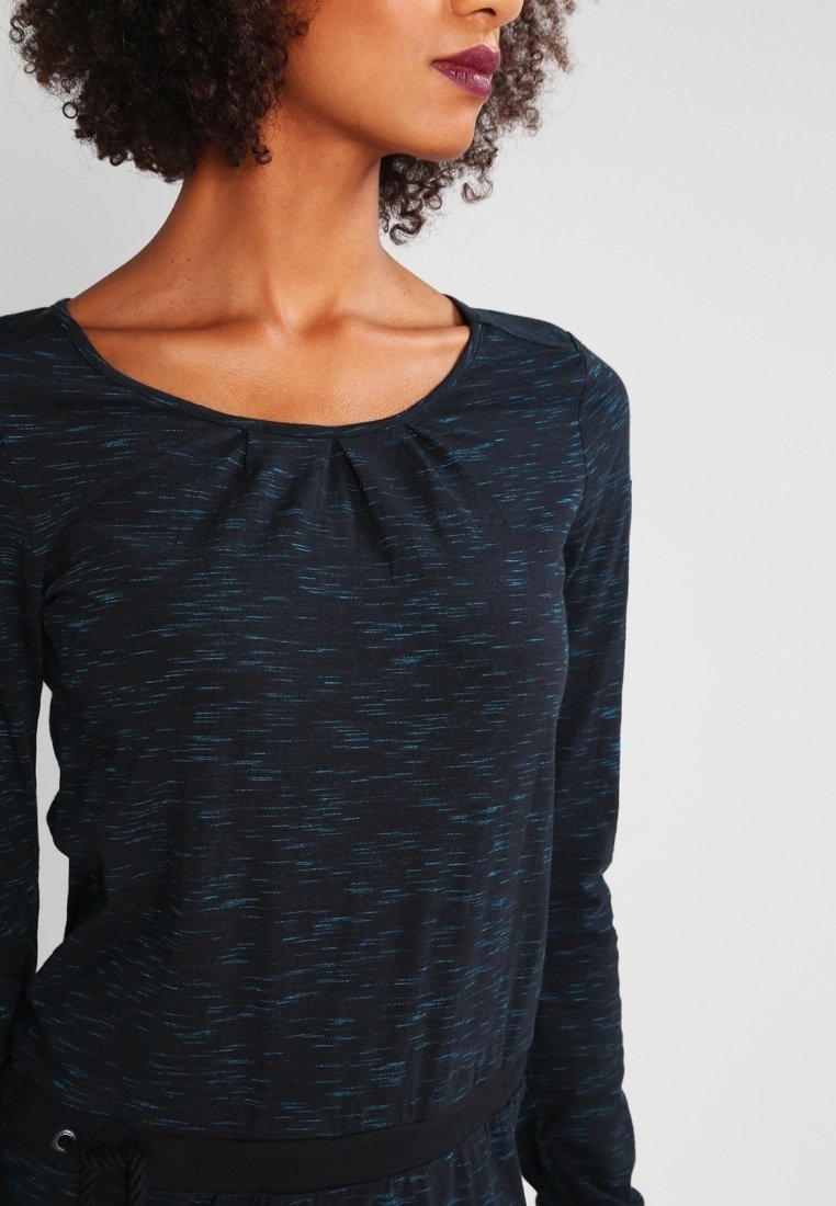 Czarna bluzka z długim rękawem z niebieskimi teksturowanymi wzorami, z okrągłym dekoltem i subtelnym zakładką z przodu. Gładki materiał.