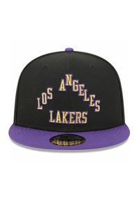 Schwarze Snapback-Mütze mit flachem Schirm, bestickt mit gelbem und lila "LOS ANGELES LAKERS"-Schriftzug und einer lila Unterseite.