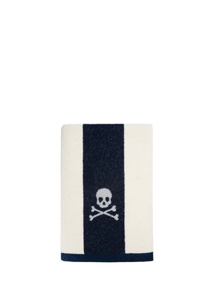 Toalla blanca con una franja vertical azul marino en el centro que presenta un símbolo blanco de calavera y huesos cruzados.