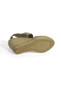 Sandale compensée espadrille avec une tige en tissu brun, plateforme en jute tissé et semelle en caoutchouc. Dispose d'une bride ajustable à la cheville pour un maintien sûr.