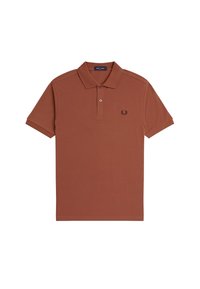 Bruine polo met een klassieke kraag, korte mouwen en een subtiele logo op de borst. Gladde textuur en een getailleerde pasvorm.