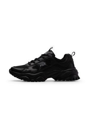 Sneaker Fila nera basse con suola spessa e robusta, chiusura frontale con lacci, tomaia in mesh e pelle, e linguette per tirare su lingua e tallone.