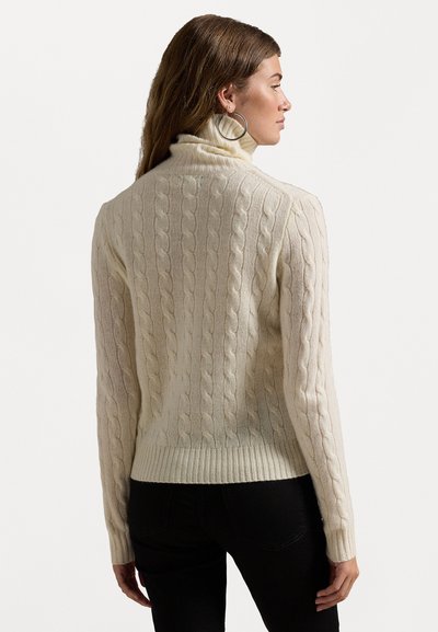 Svetr s rolákem z pleteniny v barvě off-white, s ribovanými manžetami a lemem. Texturovaný design s přiléhavým střihem, vyrobený z měkkého materiálu.