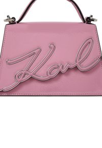 Borsa a mano in pelle lucida rosa con una forma strutturata e un logo "Karl" in argento scritto sul davanti. Caratterizzata da un manico superiore e dettagli di cucitura.