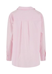 Lichtroze gestreept shirt met een rugplooi, lange mouwen en knoopmanchetten. Kenmerkt zich door een klassieke kraagontwerp met subtiele textuur.