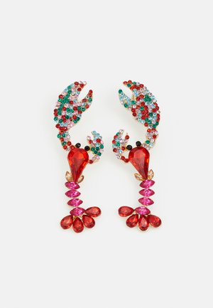 Boucles d'oreilles en forme de homard rouge et rose ornées de strass multicolores. Design complexe avec des gemmes de différentes formes et tailles, accents en métal.