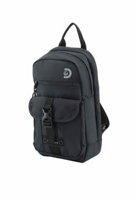 Zaino nero con design imbottito, tasca frontale con zip, chiusura a pattina e spallacci regolabili. Presenta il logo e dettagli hardware resistenti.