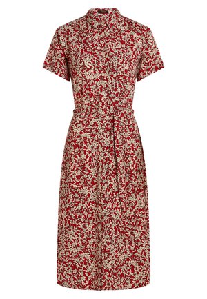 Czerwona sukienka w kwiaty z krótkimi rękawami, kołnierzykiem, taliowanym stanem i paskiem do związania. Materiał zdobią białe wzory liści.